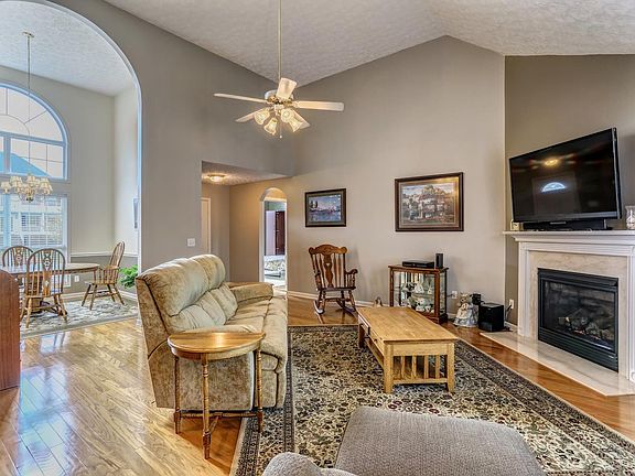 4th image of 123 Chandler Blvd