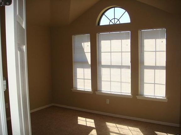 4th image of 905 SE 36th St #Townhouse