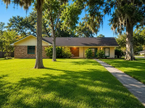 131 Daisy St, Lake Jackson, TX 77566