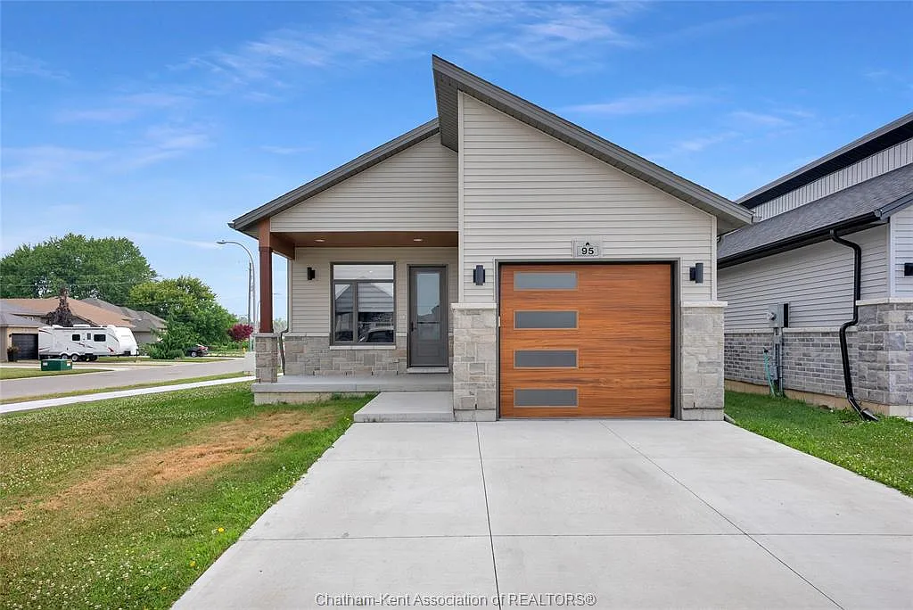 3 bed, $2,400 — Photo 4
