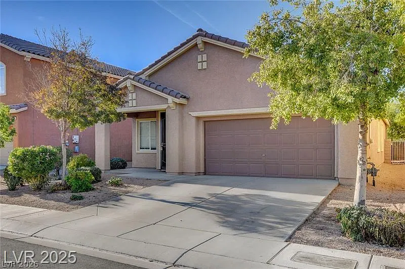 3 bed, 2.0 bath, 1692 sqft, $2,300 — Photo 1