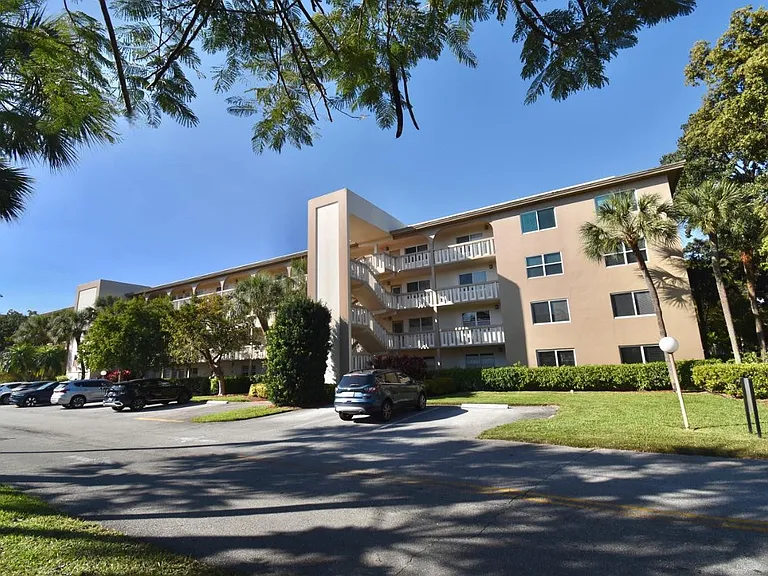 4301 Martinique Cir #K1 — Photo 1