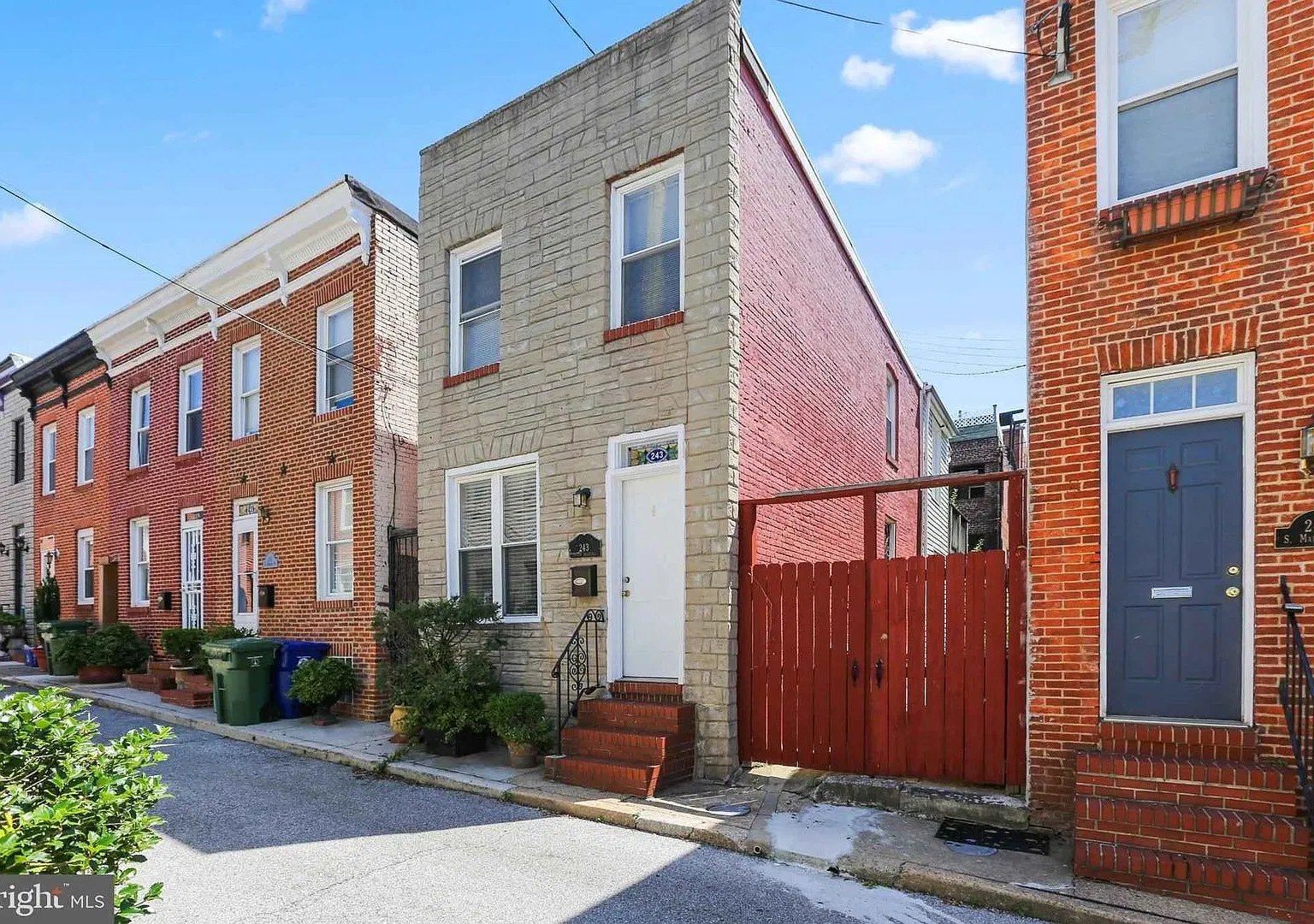 Fabulous 2bd/1.5ba Upper Fells Rowhome w/ CAC & W/D--Available 12/15 — Photo 3