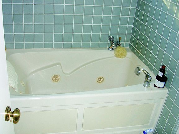 Bath 2 Jaccuzzi whirl tub