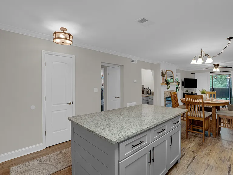 323 Edgewater Ln — Photo 3