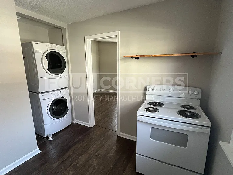 Maple Street Triplex Apartments — Photo 5