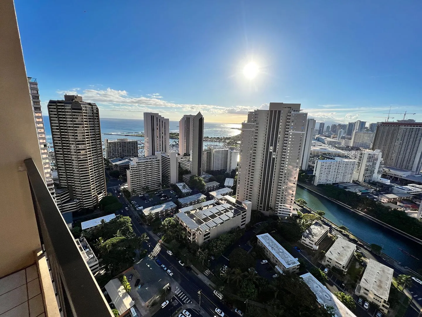 411 Hobron Lane #3704 High-Floor Waikiki Rental — Photo 2