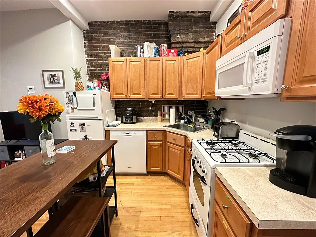 Building Photo - 204 Endicott St #1