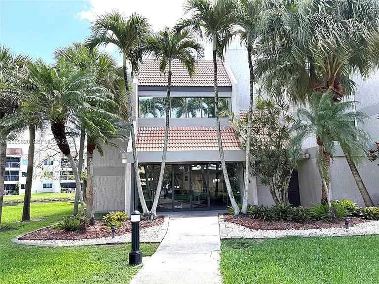 230 Lakeview Dr #307 — Photo 2
