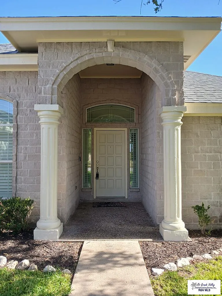 4 bed, 2.0 bath, 1919 sqft, $2,200 — Photo 3