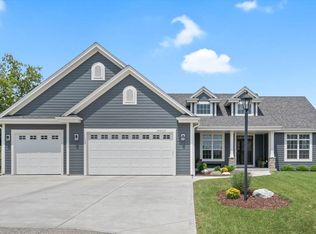 N3W27792 Cloverland Ln, Waukesha, WI 53188