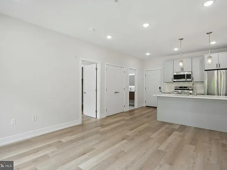 402 E Walnut Ln #4B — Photo 1