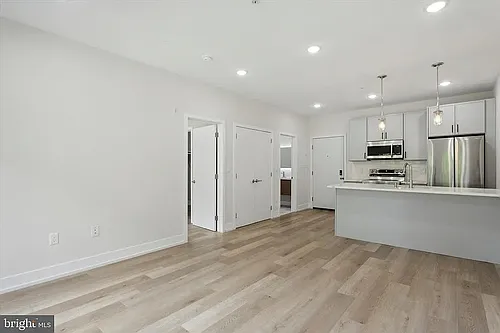 402 E Walnut Ln Photo 1