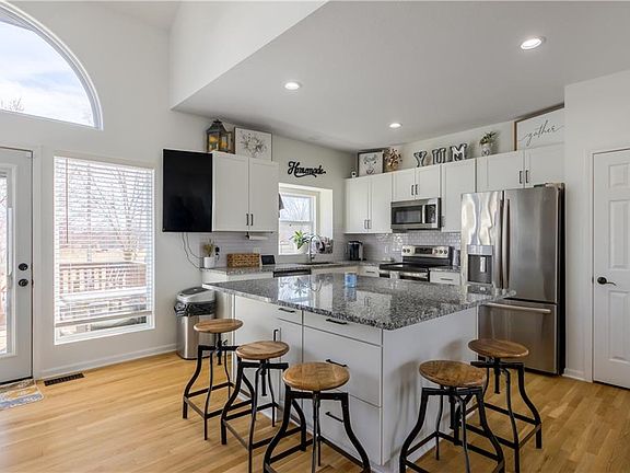 5th image of 2632 NE Horseshoe Dr