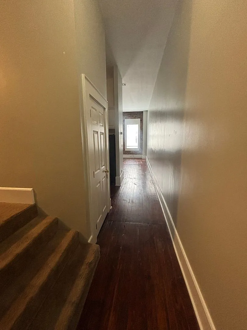 Cute Upstairs Down Town Apartment! — Photo 1