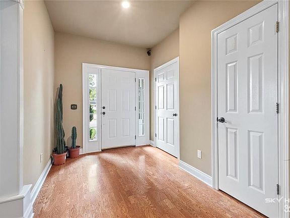 5th image of 928 N Meadowlands Dr