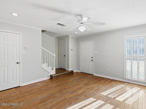 4th image of 8 Greenwing Ct