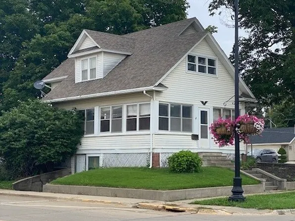 110 W 1st Ave, Indianola, IA 50125