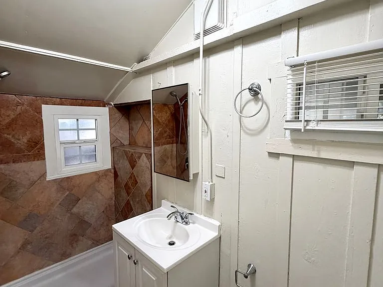 1273 N College Ave — Photo 13