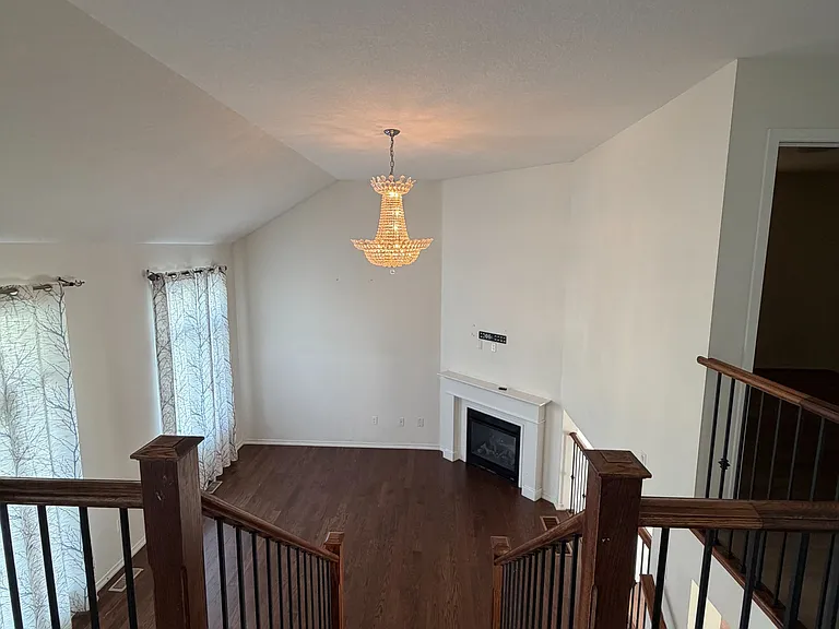 235 Apple Hill Cres — Photo 4
