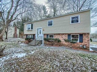 34 Oakwood Blvd, Clifton Park, NY 12065