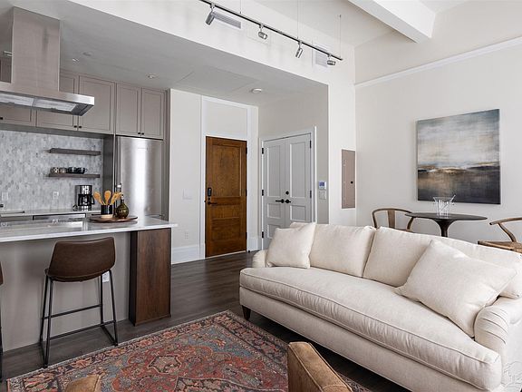4th image of 17 Palafox Pl Unit 304