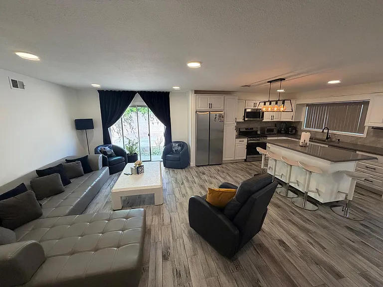 22118 Saticoy St — Photo 15