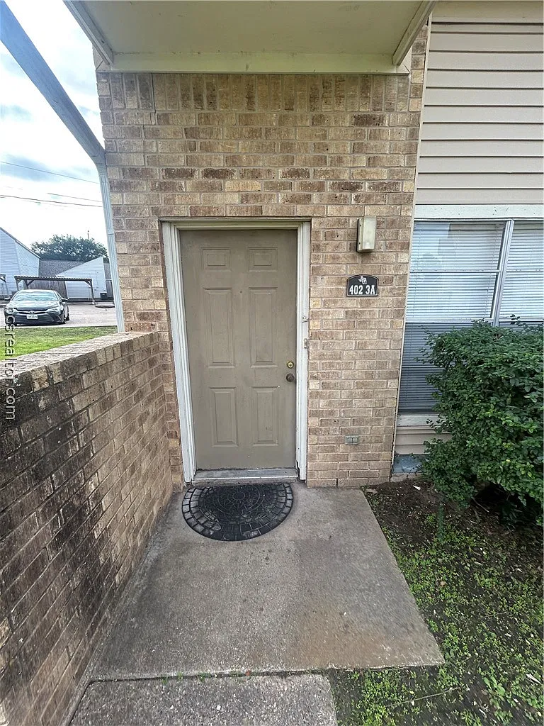 402 Summer Ct — Photo 1
