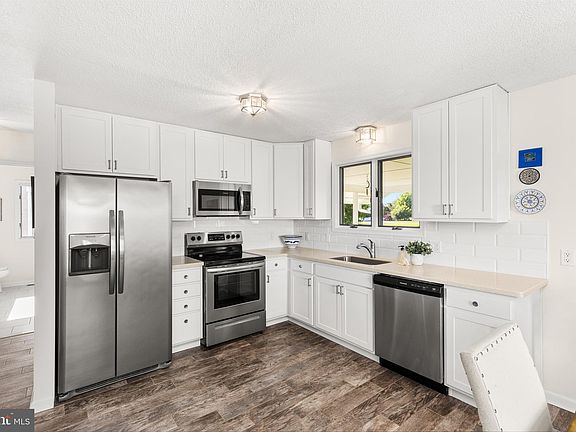 2nd image of 843 Glen Ct