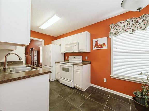 4th image of 105 Bowen Lake Dr