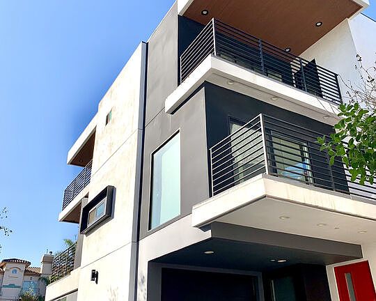 2nd image of 5636 Woodman Ave #1/2