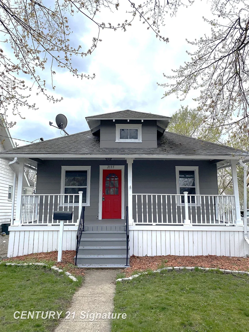 2135 N Clinton St photo 1