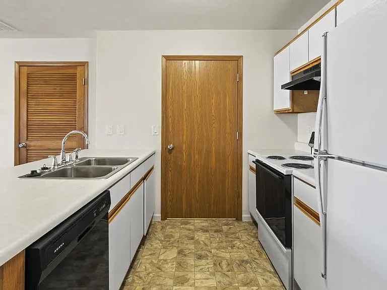 2213 Rockwood Dr — Photo 14