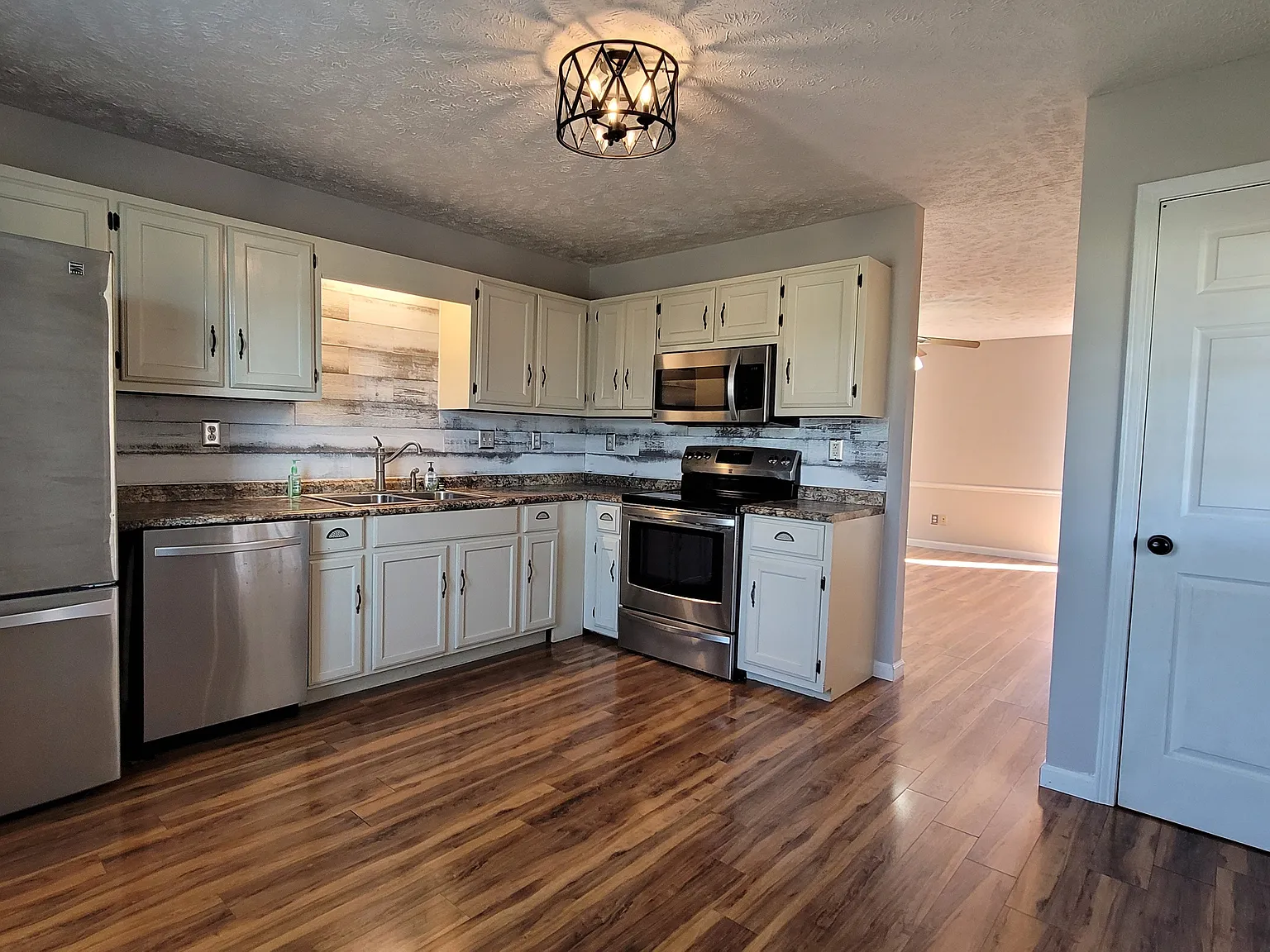 3 bed, 1256 sqft, $1,650 — Photo 3