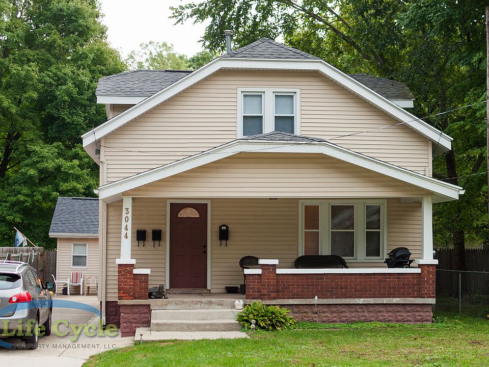 2nd image of 3044 Effie Pl NE APT 3