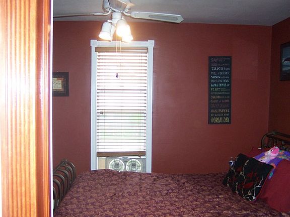 4th image of 104 N Green St