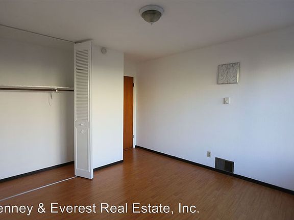 3rd image of 226 10th Ave