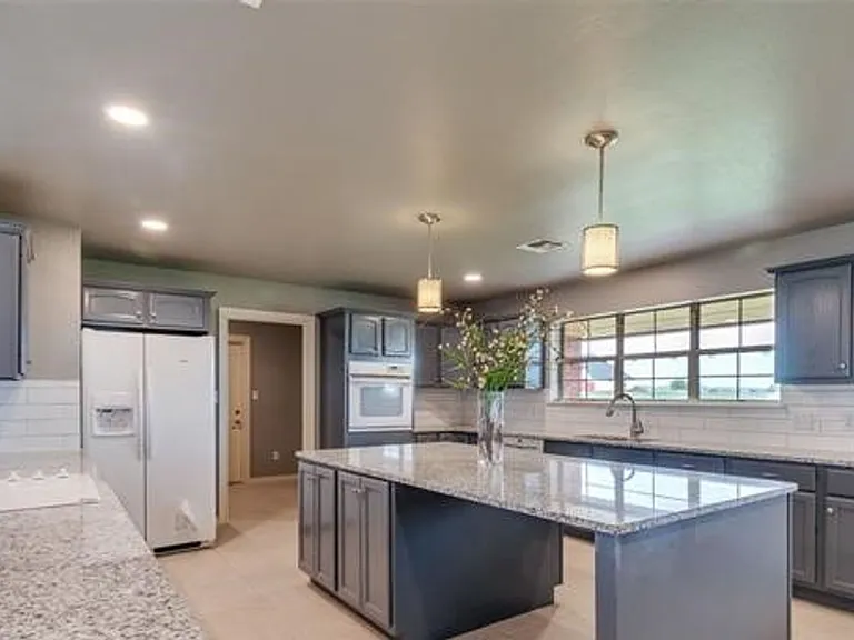 640 SW Dani Ann Ln — Photo 9