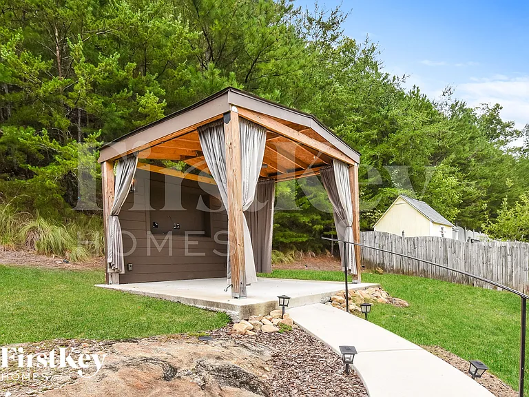 1064 Whispering Woods Dr — Photo 15