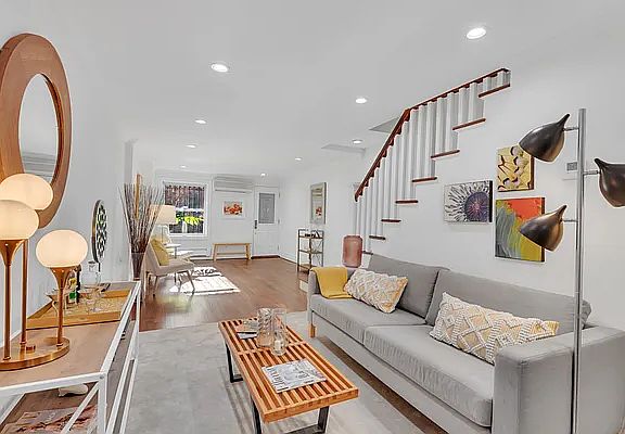 3rd image of 371 Union St #Townhouse
