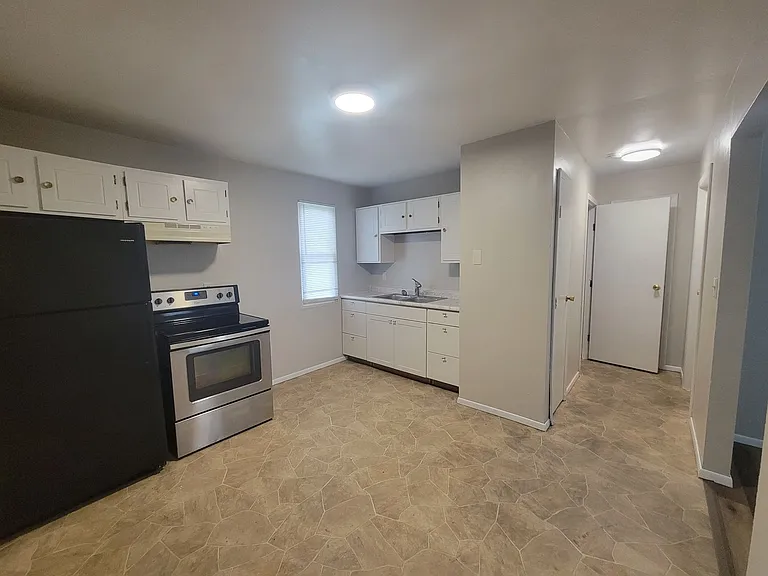 Pekin Place Apartments — Photo 9