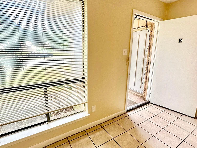 207 W William Cannon Dr #B — Photo 2