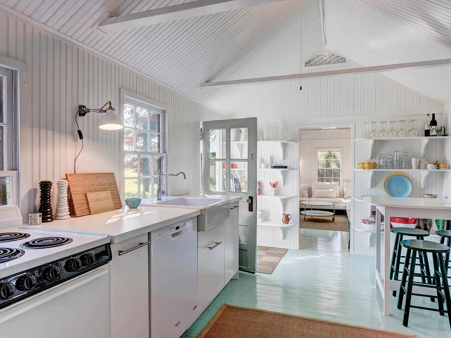 Magical Beach Cottage With Farmviews — Photo 3