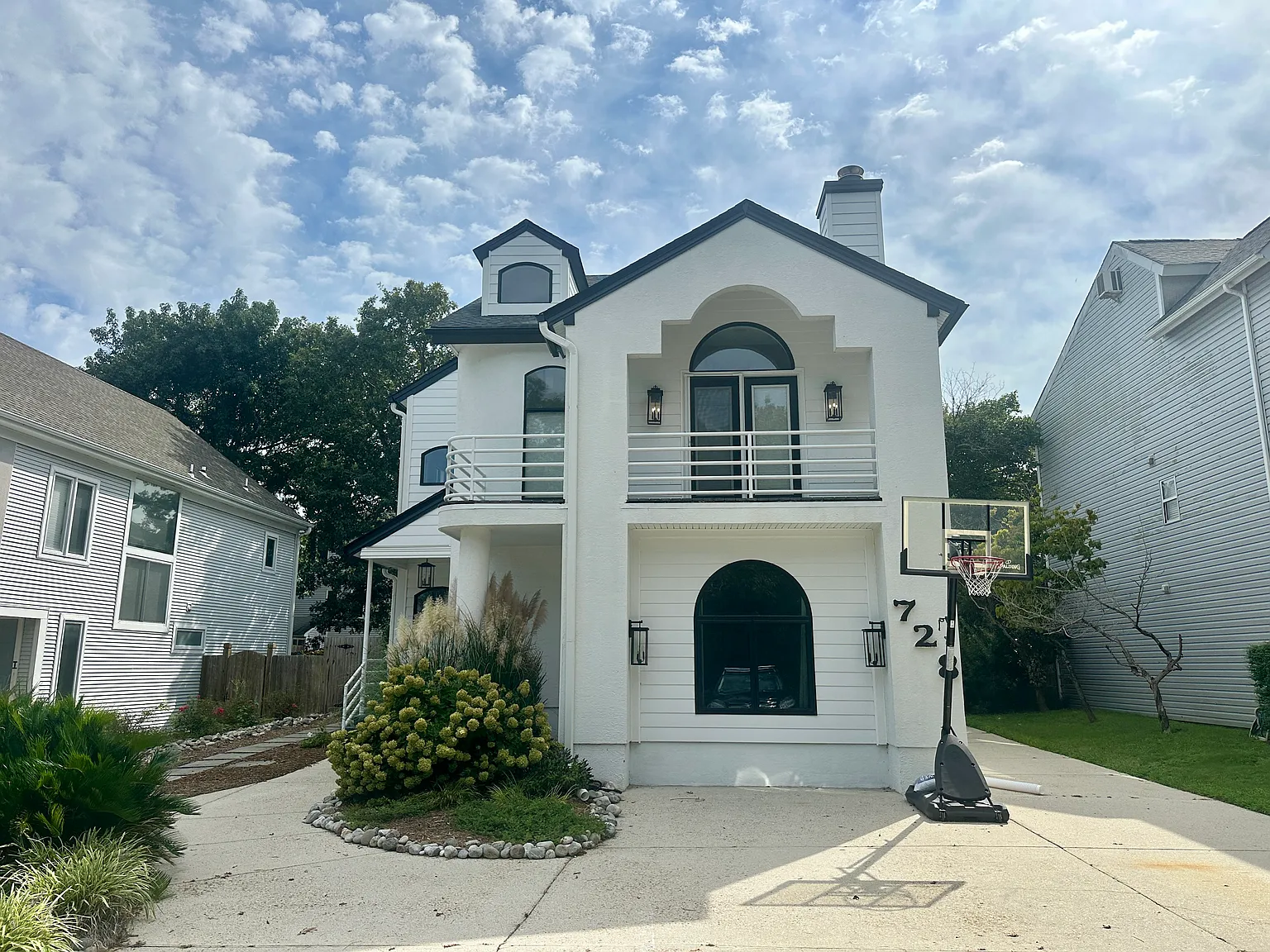 4 bed, 2.5 bath, 3000 sqft, $4,000 — Photo 1