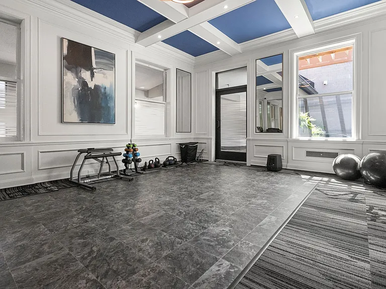 Lux Apartments — Photo 31