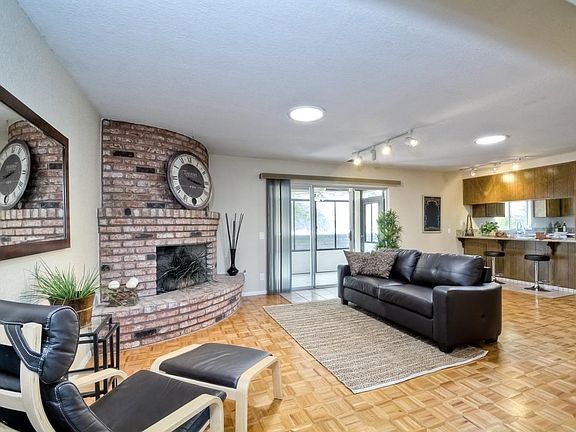 3rd image of 831 Cypress Dr