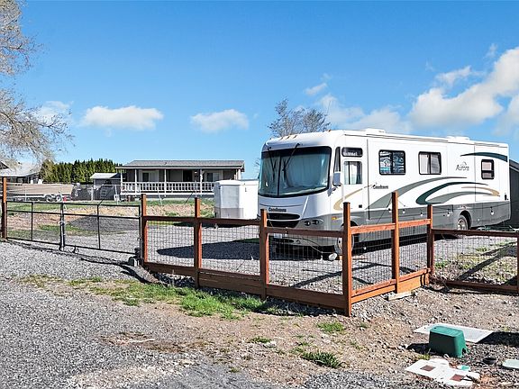 3rd image of 507 SW Autumn Loop