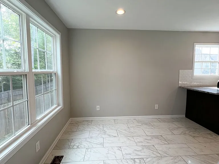 358 Chalet Cir — Photo 10