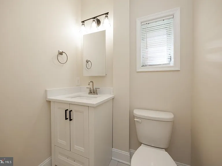 325 W Barnard St W — Photo 10