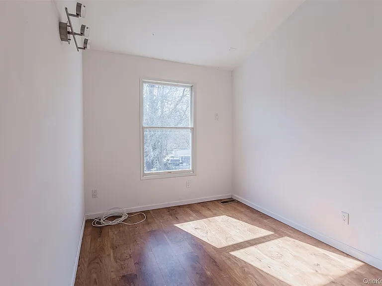 606 E Jericho Tpke — Photo 9